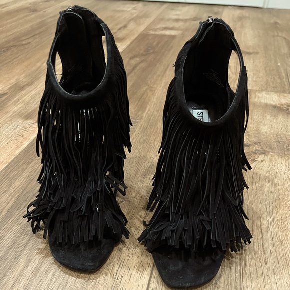 Steve Madden fringe heels. Size 5.5 Fits 6 Never worn. Super sexy! Brand new!! - Picture 4 of 6